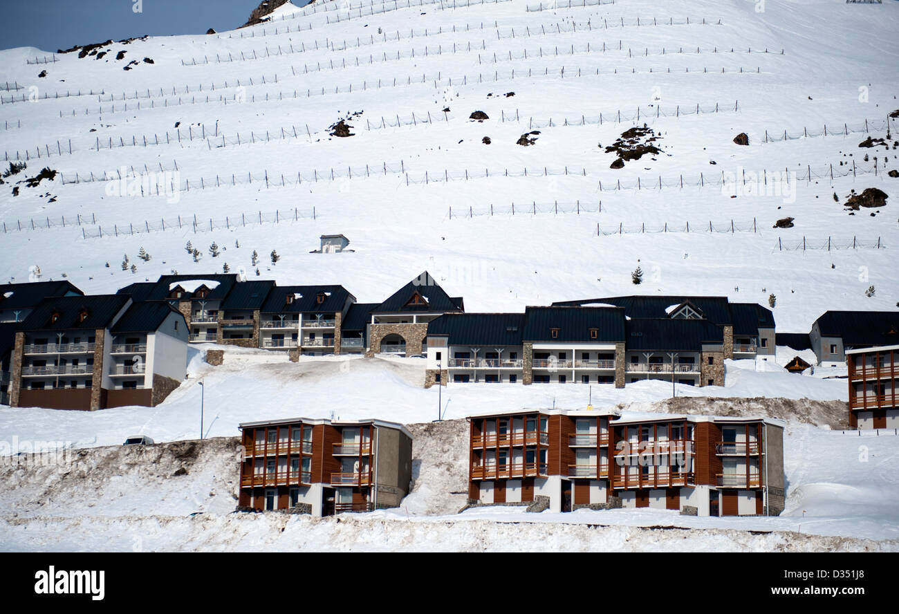 Lawinenschutz an La Mongie, Pyrenäen, für Ferienhäuser im Skigebiet Stockfoto