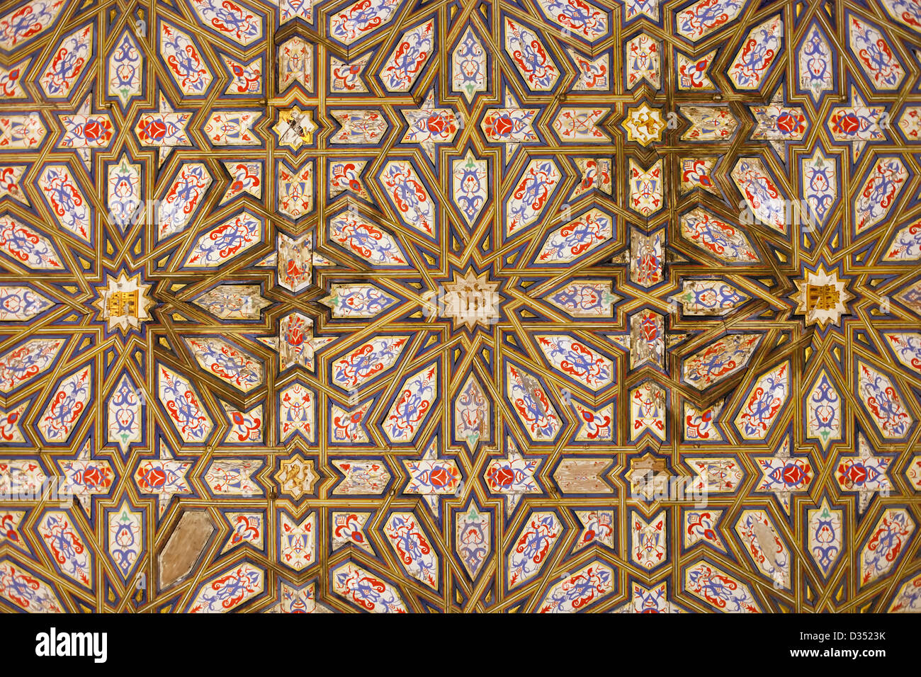 Historische, bemalte Holzdecke mit geometrischen Muster in der Real Alcazar, Sevilla, andausia, Spanien. Stockfoto