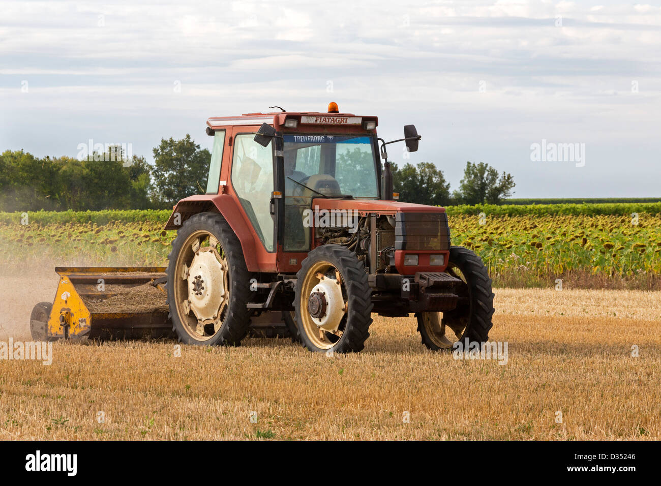 Traktor arbeiten in den Weinbergen, in der Nähe von Cognac, Charente-Maritime, Frankreich Stockfoto
