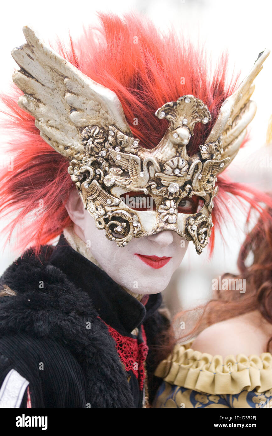 Traditionelle venezianische Masken getragen auf dem Karneval von Venedig in San Marco Platz Venedig Stockfoto