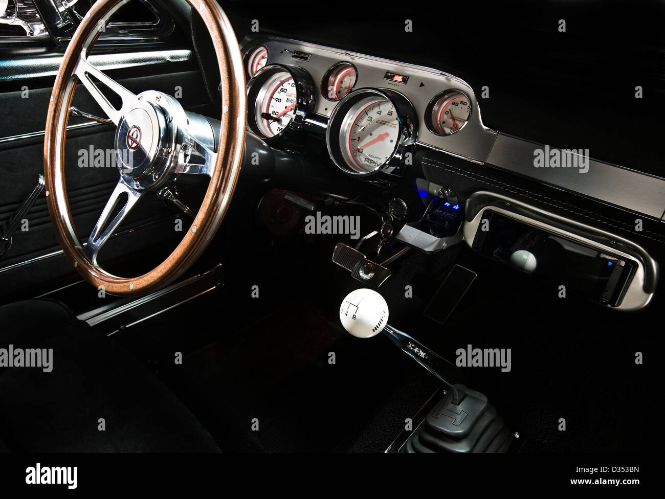 Klassisches Retro-Interieur und Lenkrad in der Shelby Mustang GT350 Stockfoto