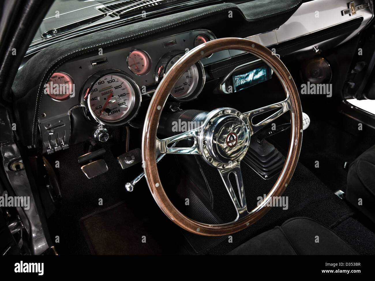 Klassisches Retro-Interieur und Lenkrad in der Shelby Mustang GT350 Stockfoto