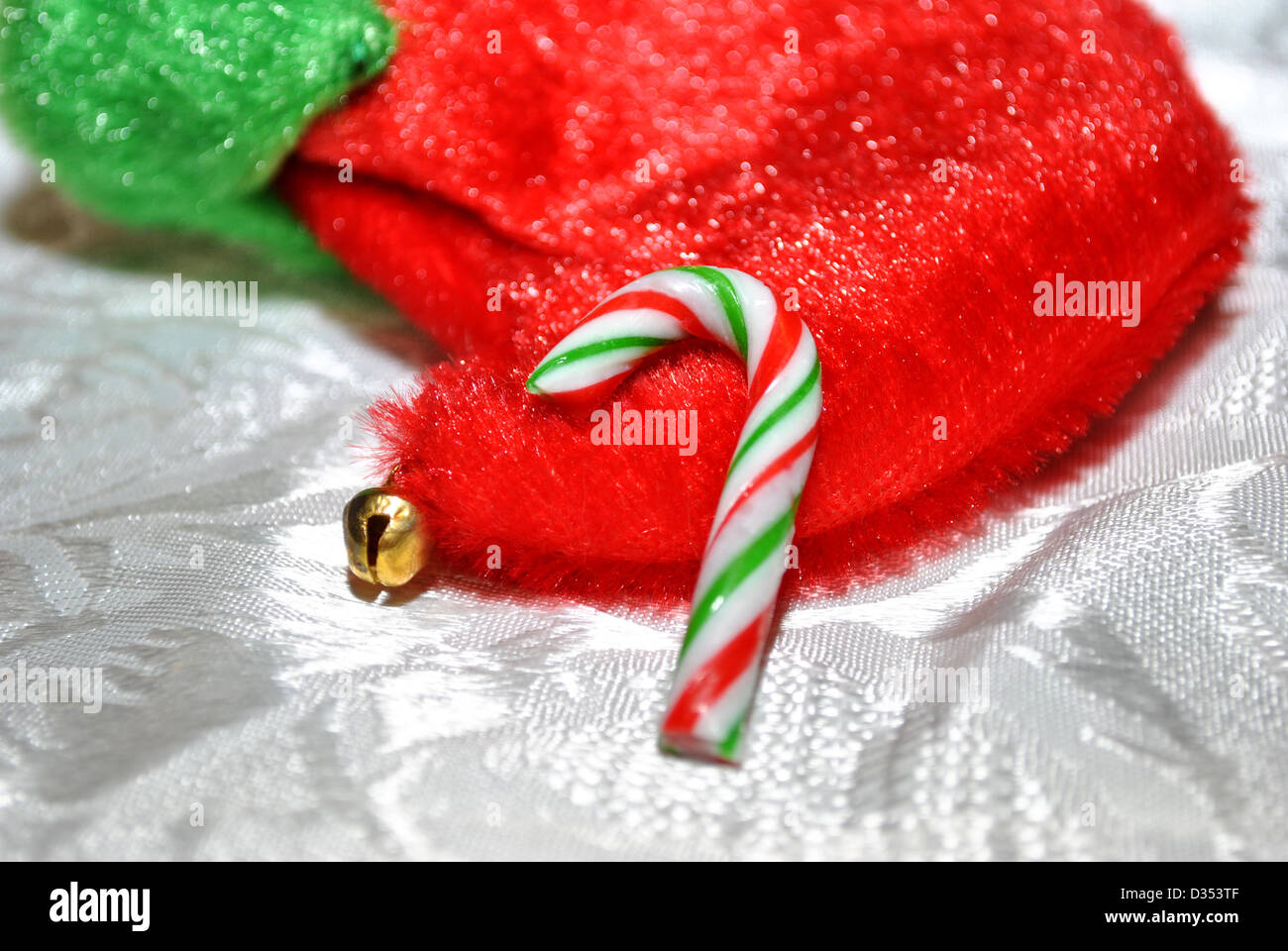 Weihnachtsmütze mit Zuckerstange Stockfoto