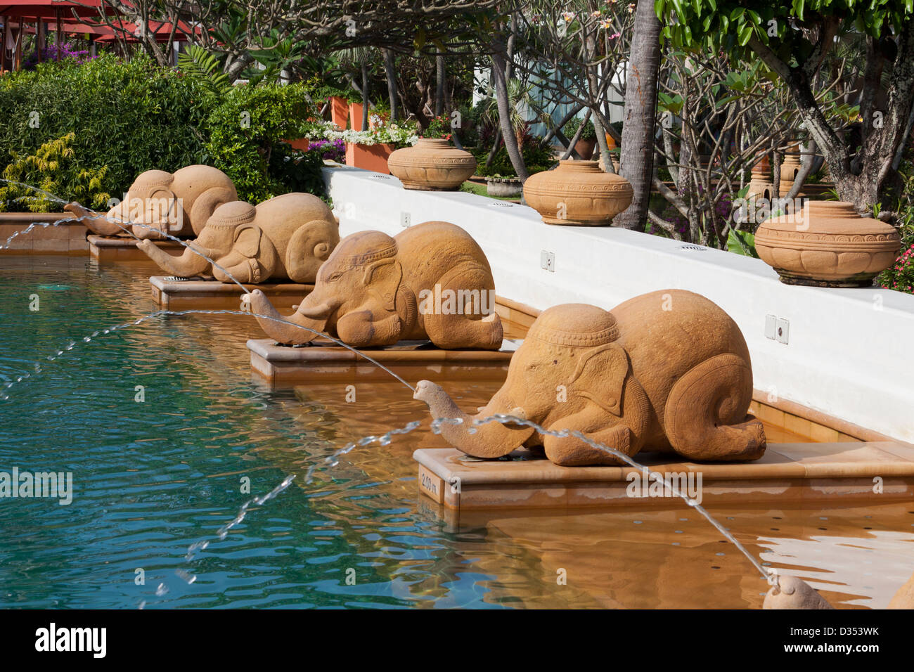Reich verzierte Pool-Bereich auf der Marriott Vacation Club am Mai Khao Beach Phuket Stockfoto