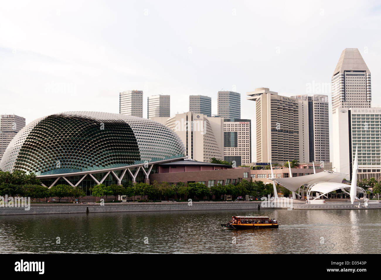 Touristische Bootsfahrt auf dem Singapore River vor der Durian geformte Dach der Esplanade Theater an der Bucht, Marina Bay, Singapore Stockfoto