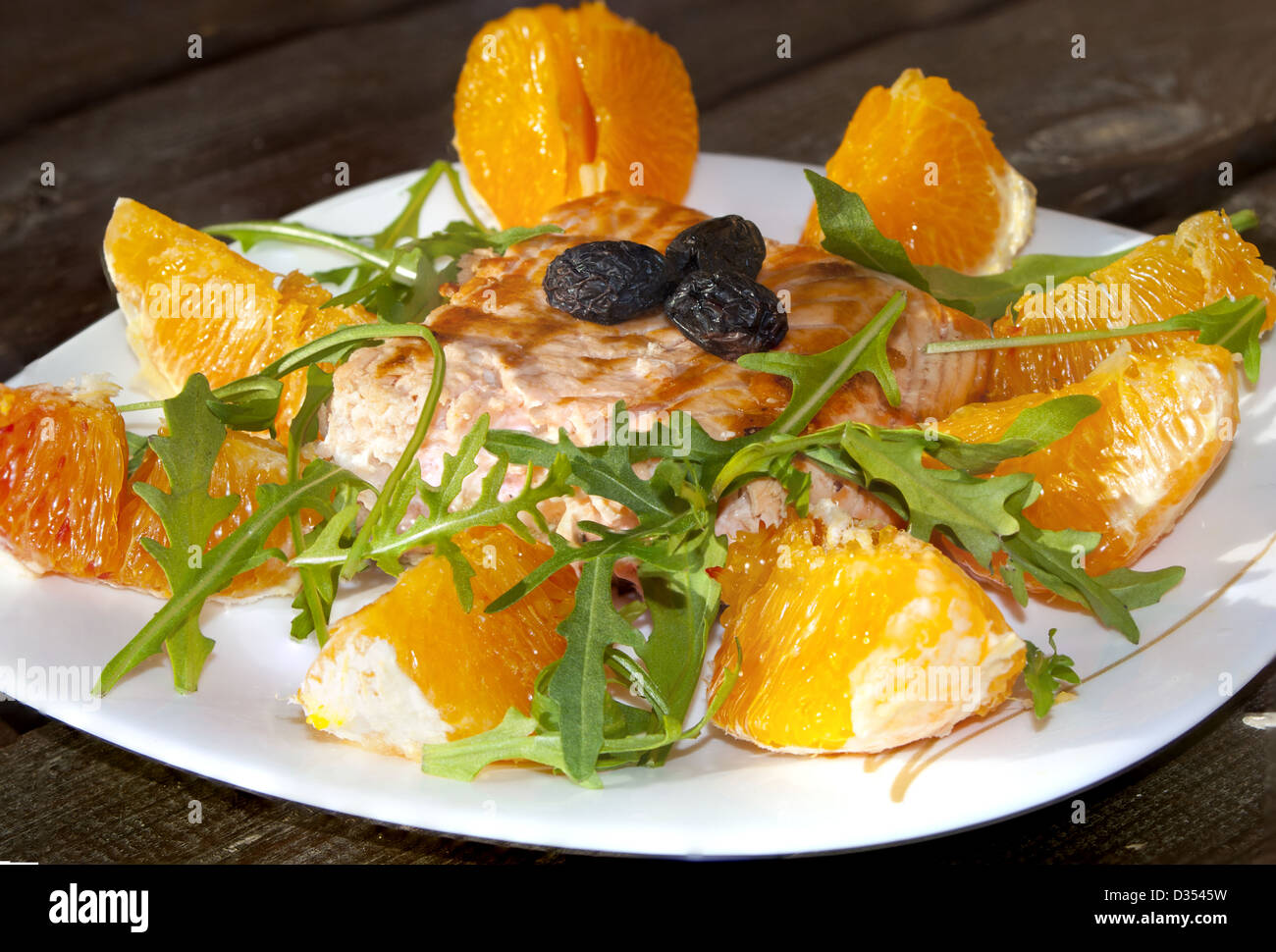 Italienische Küche: Lachs am Orangengeschmack und Rakete Stockfoto