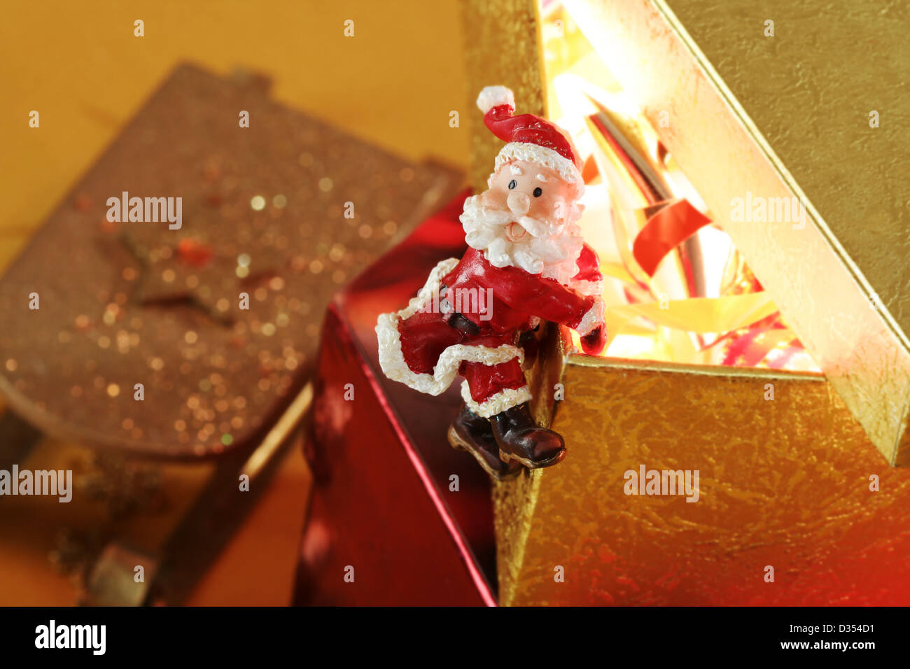 Santa Claus und große gelbe Geschenkbox. Stockfoto