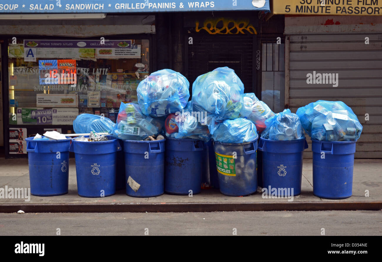 Ein großer Haufen Müll zum recycling in Greenwich Village, New York City Stockfoto