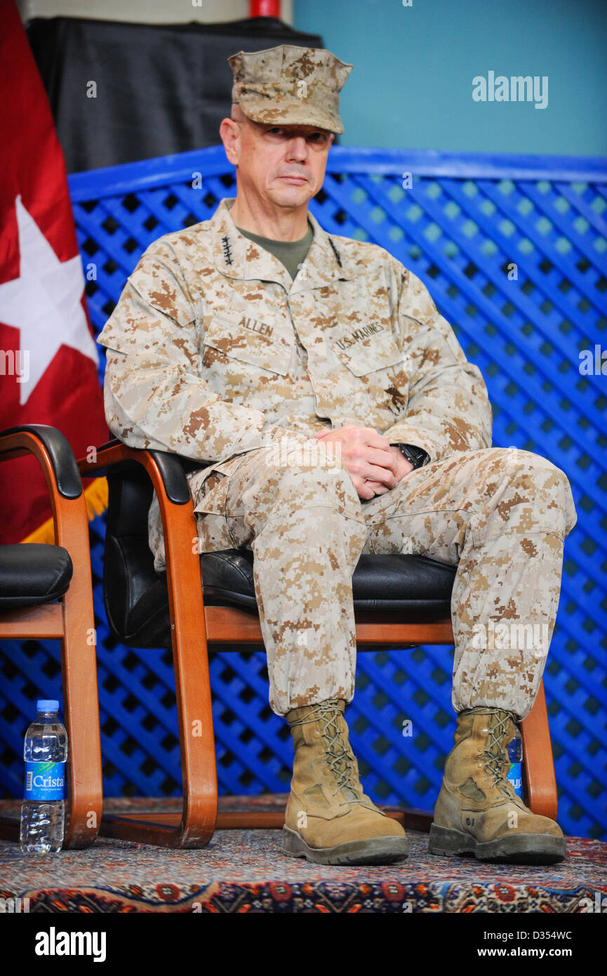 US Marine-General John Allen während der internationalen Hilfe Kraft Sicherheitsänderung Befehl Zeremonie 10. Februar 2013 in Kabul Afghanistan. General Joseph Dunford wird von General Allen übernehmen. Stockfoto