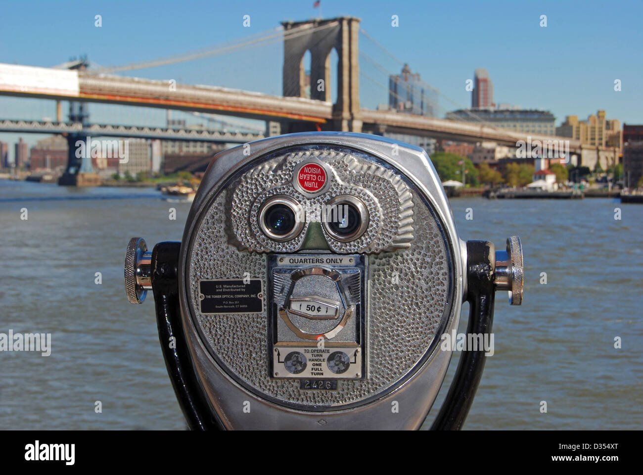 Blick auf die Brooklyn und Manhattan Bridge von der South Street Seaport mit einem Oldtimer Teleskop im Vordergrund. Stockfoto
