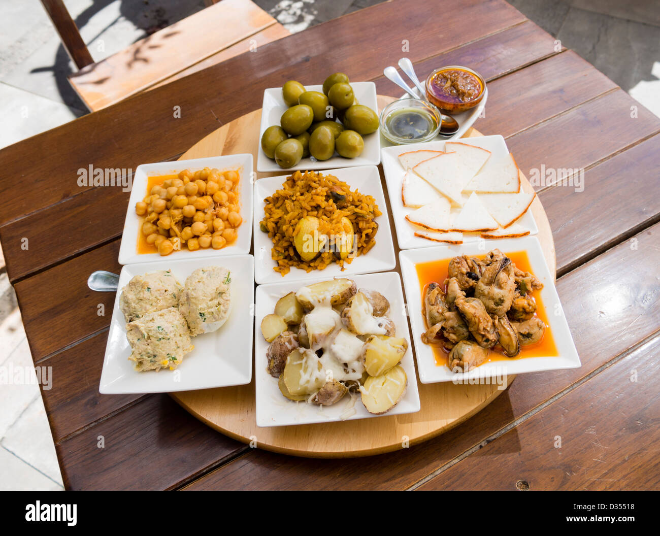Eine Vielfalt an Tapas auf einen Tisch im Restaurant in Betancuria, Fuerteventura, Kanarische Inseln, Spanien Stockfoto