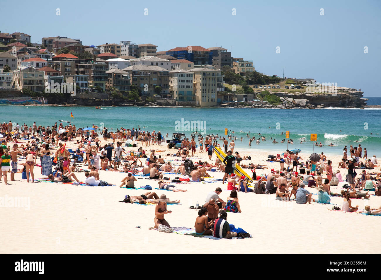 Während eines warmen Sommers Tag Massen von Menschen strömen zu Australiens berühmten Bondi Beach Sydney Australia Stockfoto