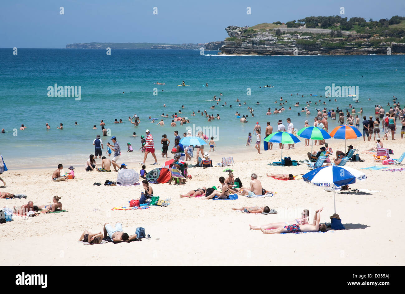 Während eines warmen Sommers Tag Massen von Menschen strömen zu Australiens berühmten Bondi Beach Sydney Australia Stockfoto