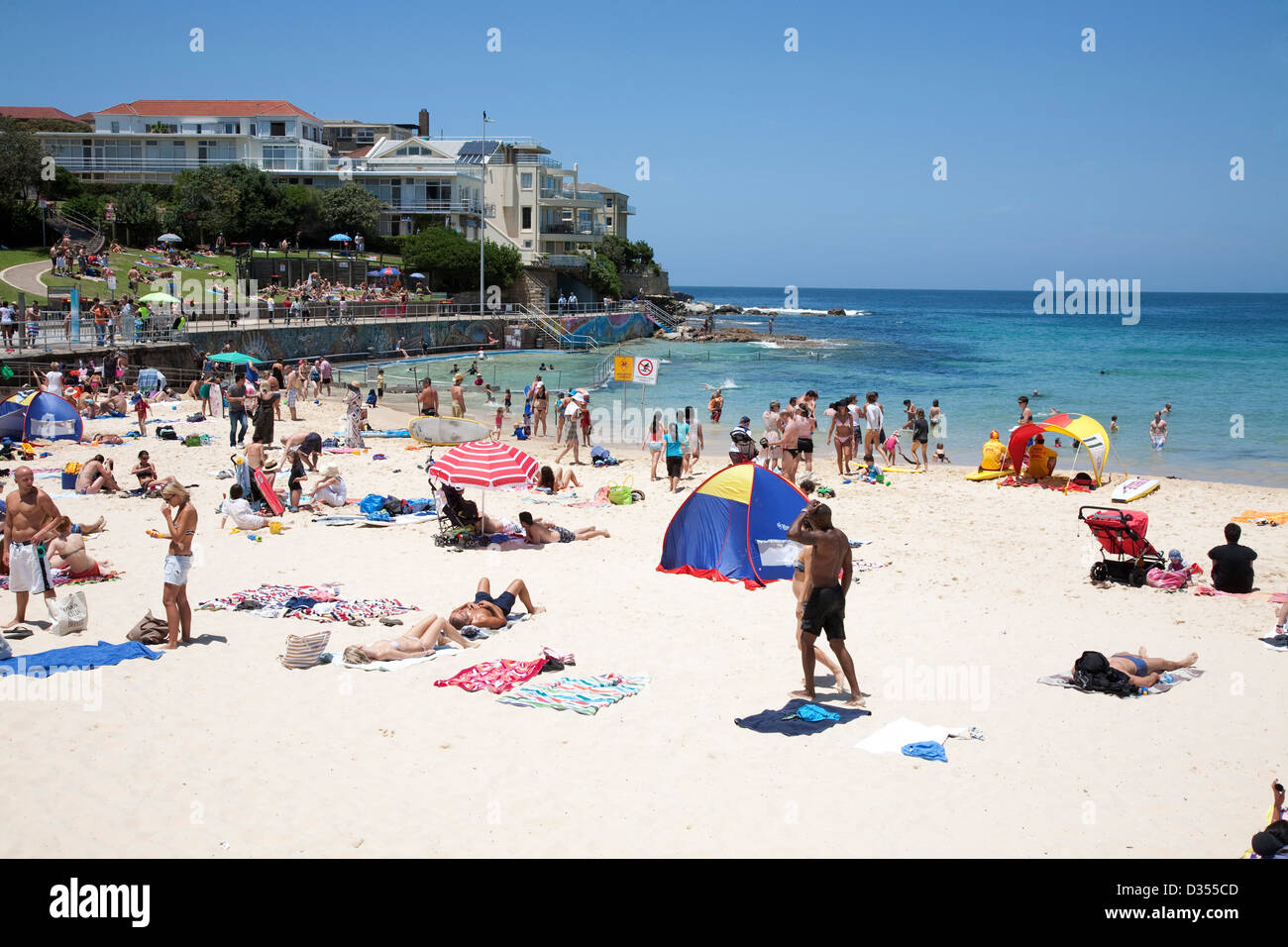 Während eines warmen Sommers Tag Massen von Menschen strömen zu Australiens berühmten Bondi Beach Sydney Australia Stockfoto
