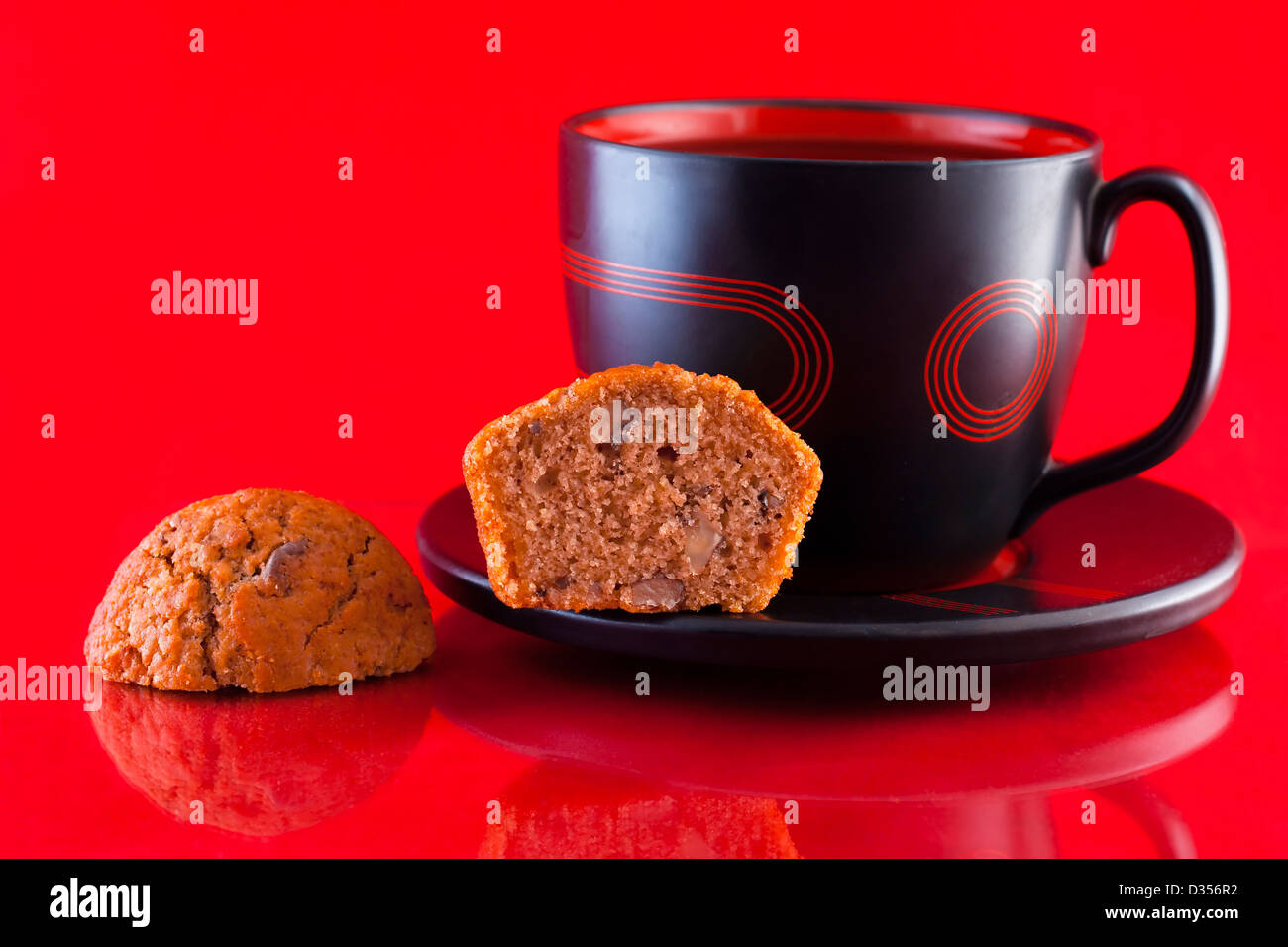 Tasse Kaffee und frisch gebackenen Kaffee und Walnuss-muffins Stockfoto