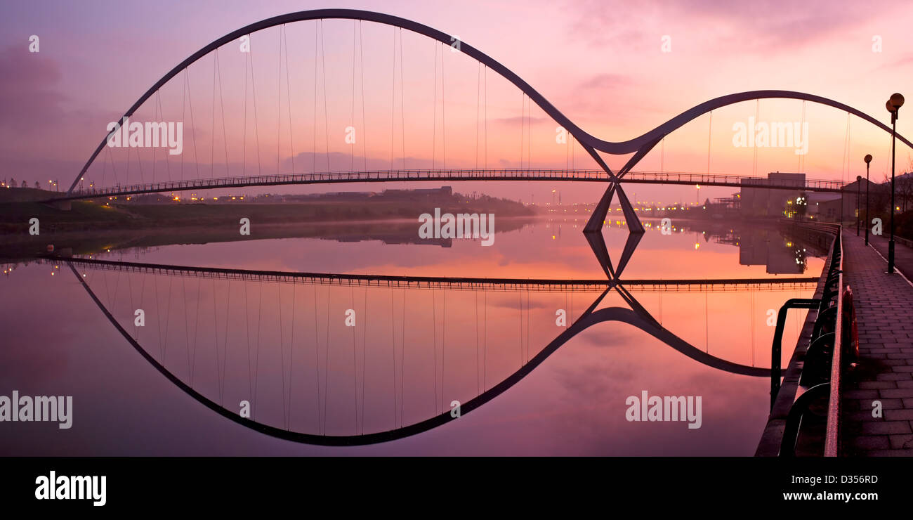 Die Infinity-Brücke über den Fluss Tees bei Tagesanbruch Stockfoto