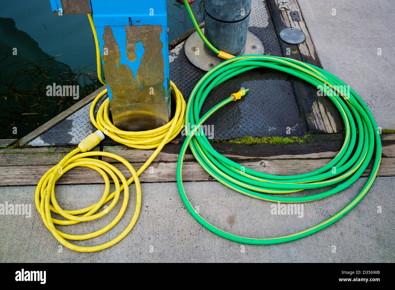 Bunte Studie der Wasserschläuche an den Docks, Homer, Alaska, USA. Stockfoto