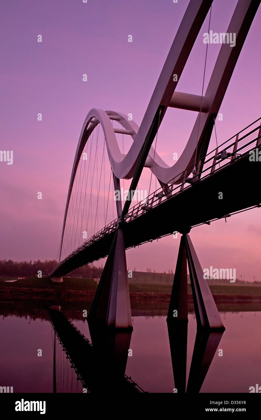 Die Infinity-Brücke über den Fluss Tees bei Tagesanbruch Stockfoto
