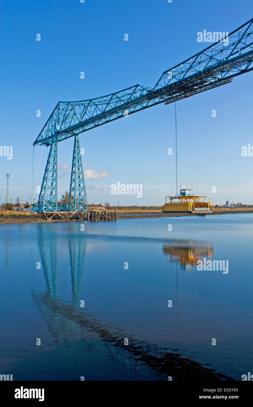 Schwebefähre (erbaut 1911) jenseits des Flusses tees in Middlesborough Stockfoto