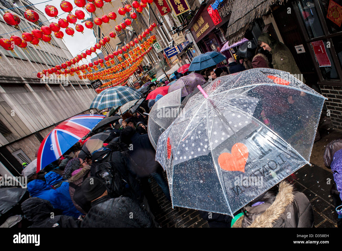 London, UK. 10. Februar 2013. Chinesisches Neujahrsfeiern sehen große Menschenmengen trotz Regen und Kälte. Es ist das Jahr der Schlange, aber wie üblich sind die zeremoniellen tanzenden Löwen Glücksbringer, die Ladenbesitzer. Chinatown, London. Stockfoto
