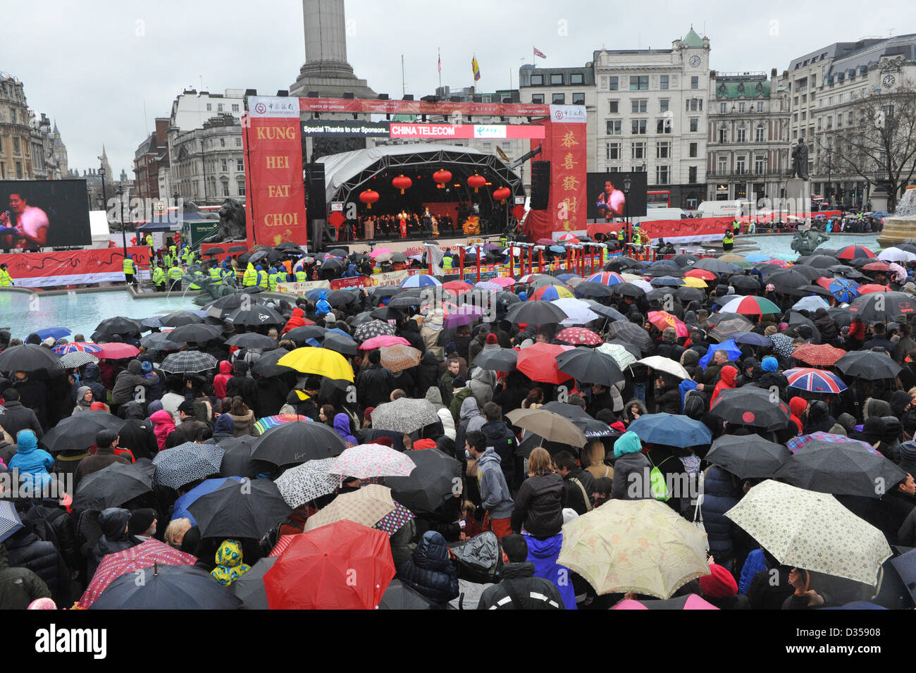 Trafalgar Square, London, UK. 10. Februar 2013. Die Bühne auf dem Trafalgar Square zum chinesischen Neujahr mit einem Meer von Regenschirmen. Der Chinese New Year, "Das Jahr der Schlange" wird in London gefeiert. Die größten chinesischen Neujahrsfest außerhalb Asiens findet Platz in Trafalgar Square und China Town mit mehr als eine halbe million Besucher erwartet. Kredit Matthew Chattle/Alamy Live-Nachrichten Stockfoto