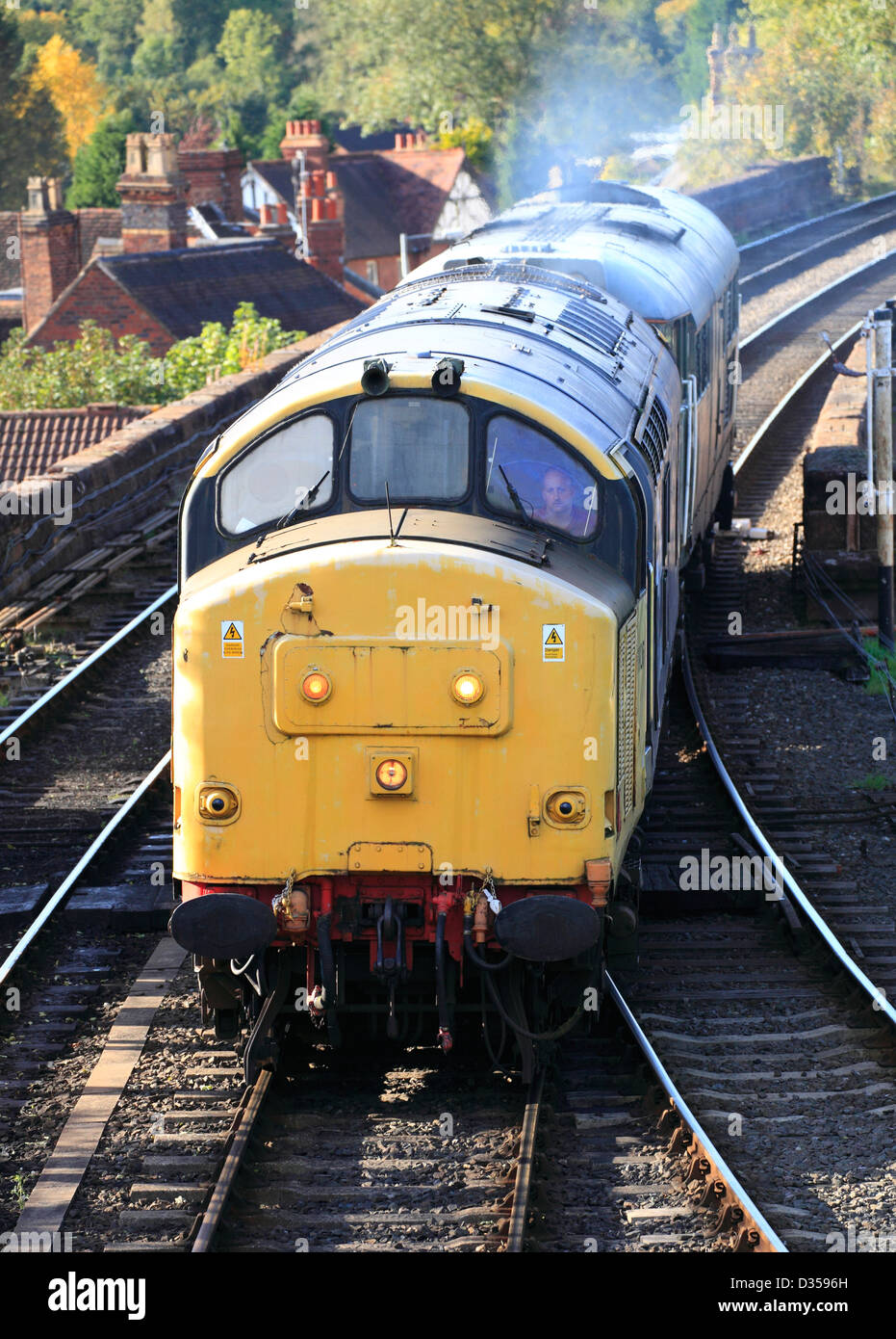 Erhalten Diesel Klasse 37 No.37906 und Klasse 31 No.31601 auf Bewdley, Severn Valley Railway, Worcestershire, England, europäischer Stockfoto
