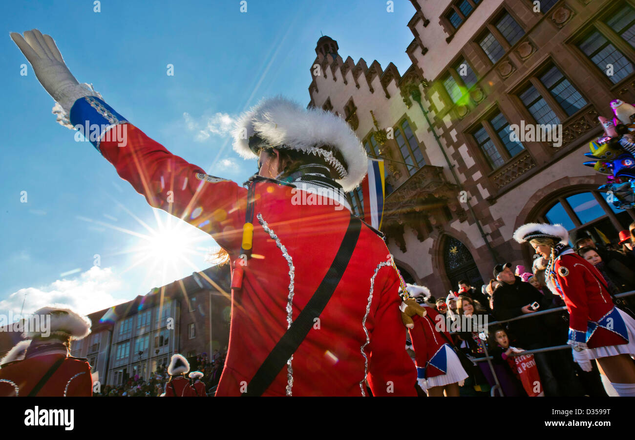 Eine Karneval Tänzerin führt beim Karnevalsumzug in Frankfurt Main, Deutschland, 10. Februar 2013. Rund 450.000 Menschen sollen den Karneval in Frankfurt zu besuchen. Foto: FRANK RUMPENHORST Stockfoto