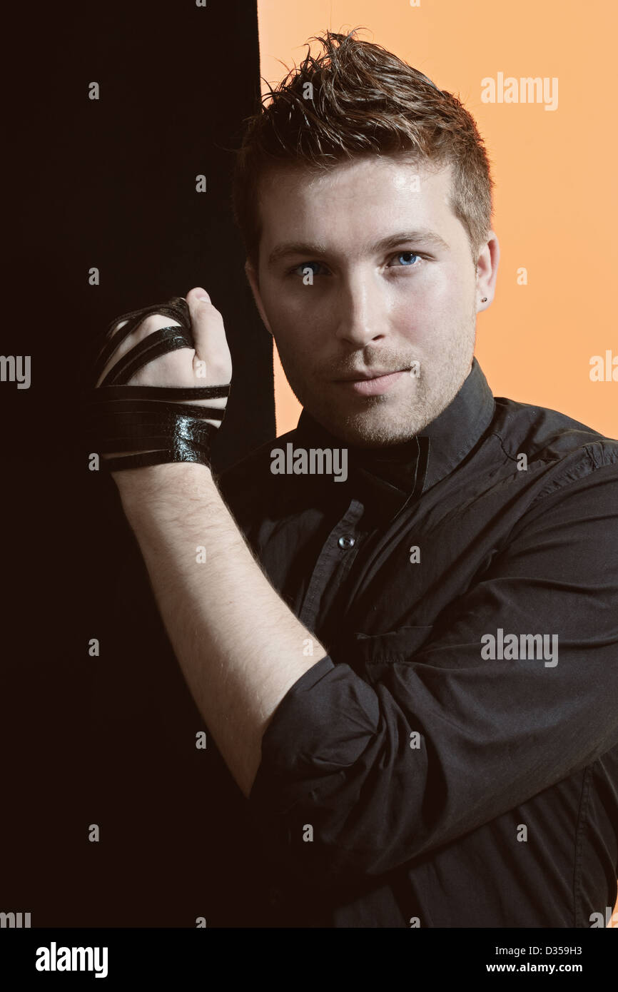 Studio-Porträt eines jungen Mannes in ein schwarzes Hemd Stockfoto