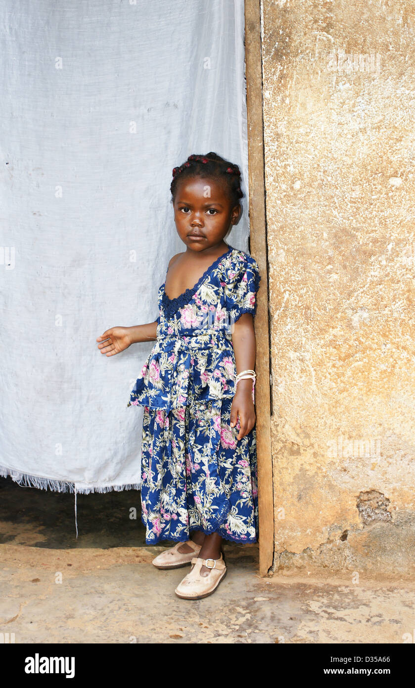 Niedliche kleine schwarze afrikanische Mädchen zu Hause Stockfoto