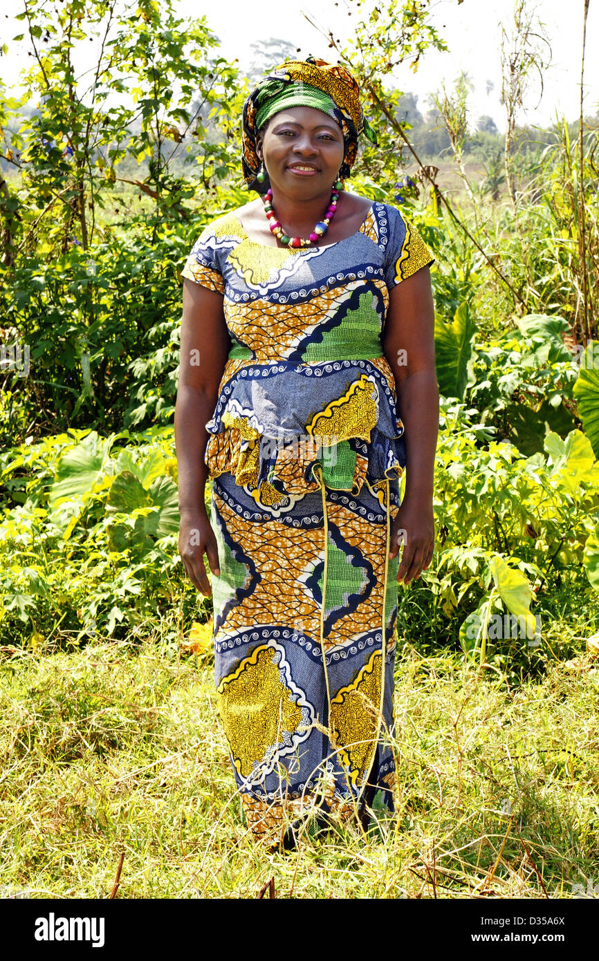 Afrikanische schwarze Frau mittleren Alters in traditioneller Kleidung Stockfoto