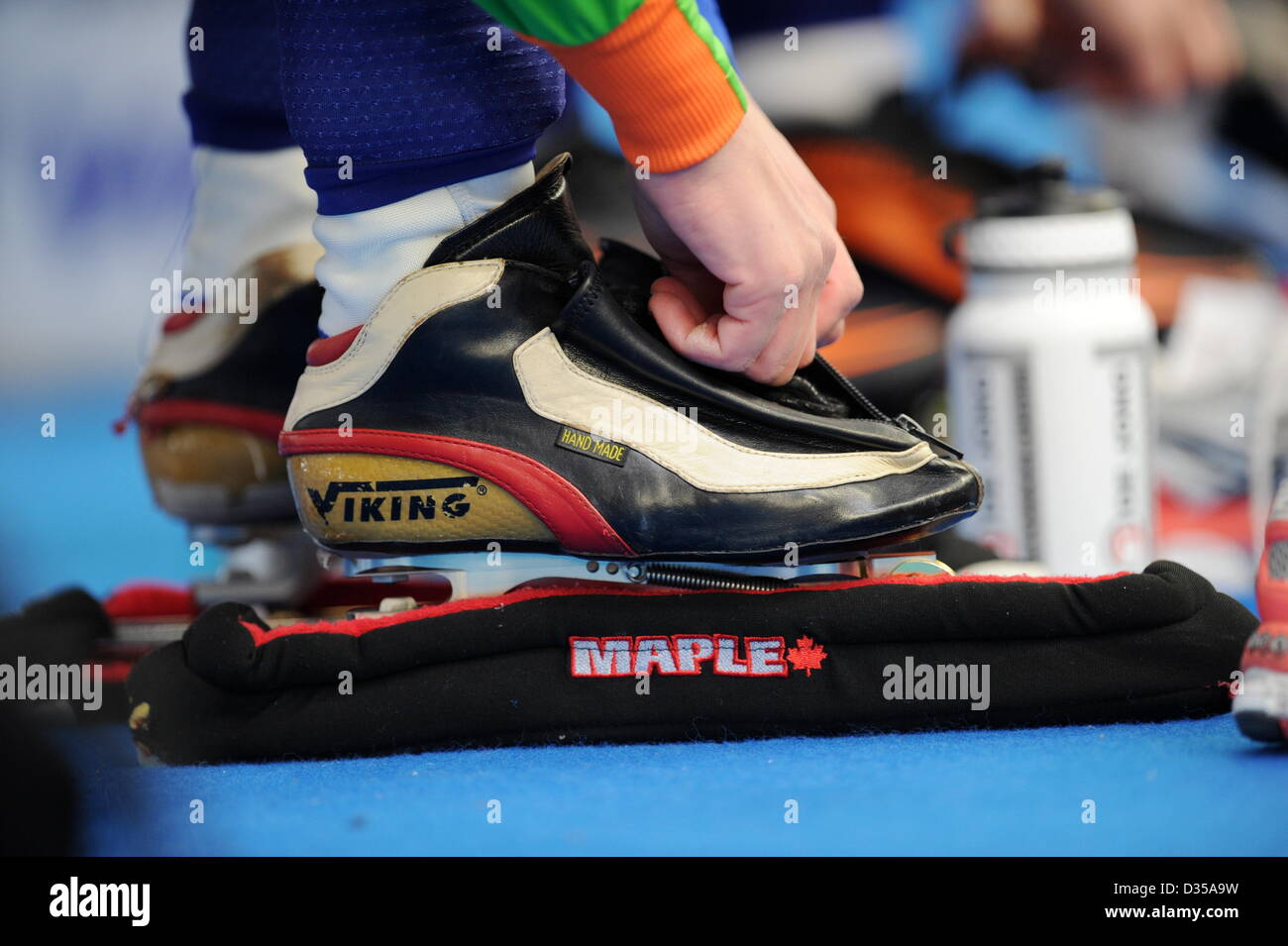 Ein Athlet Schnürsenkel ihre Schlittschuhe während der Eisschnelllauf-WM im  Max Aicher Arena in Inzell, Deutschland, 9. Februar 2013. Foto: TOBIAS HASE  Stockfotografie - Alamy