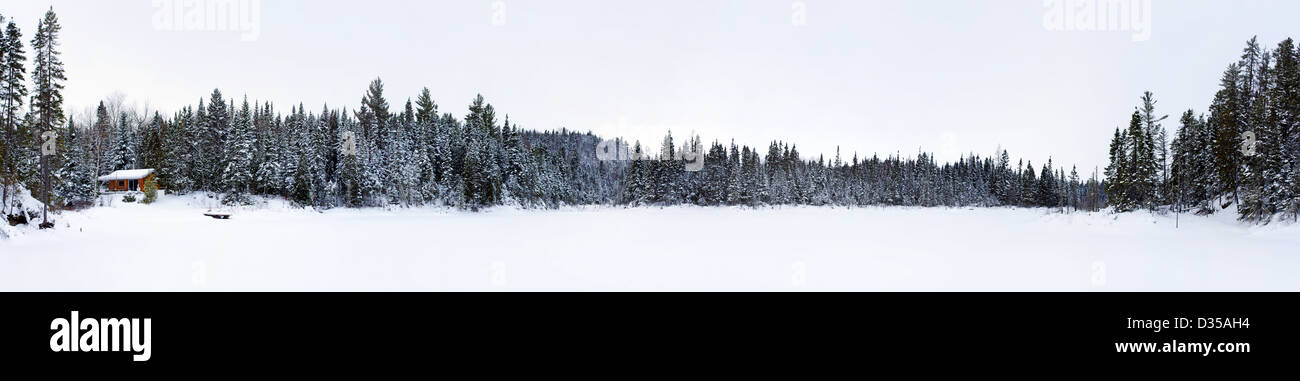 Panorama der Log cabin tief in den Winterwald und gefrorenen See Stockfoto