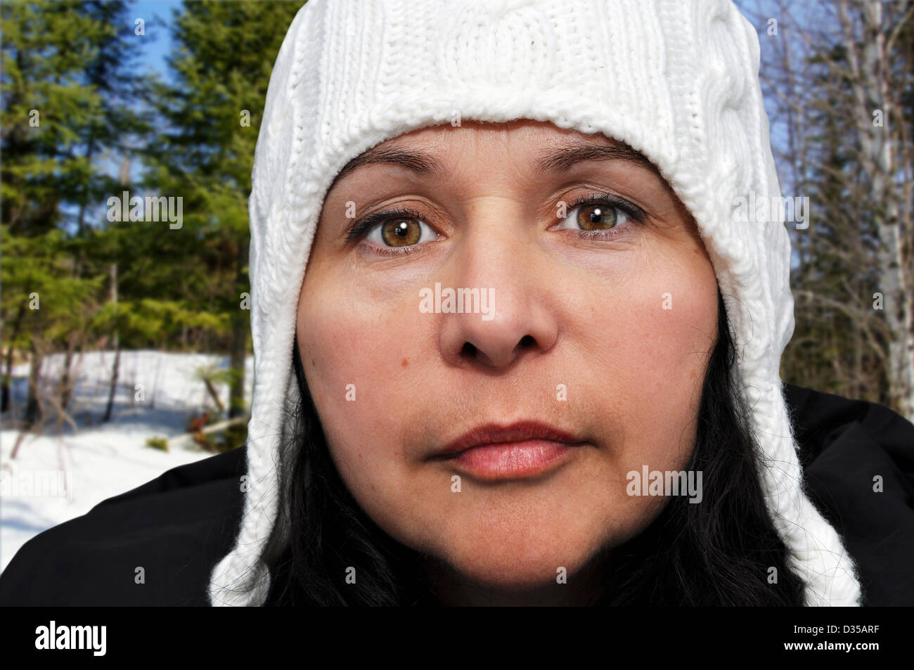 Frau mittleren Alters im Freien im winter Stockfoto