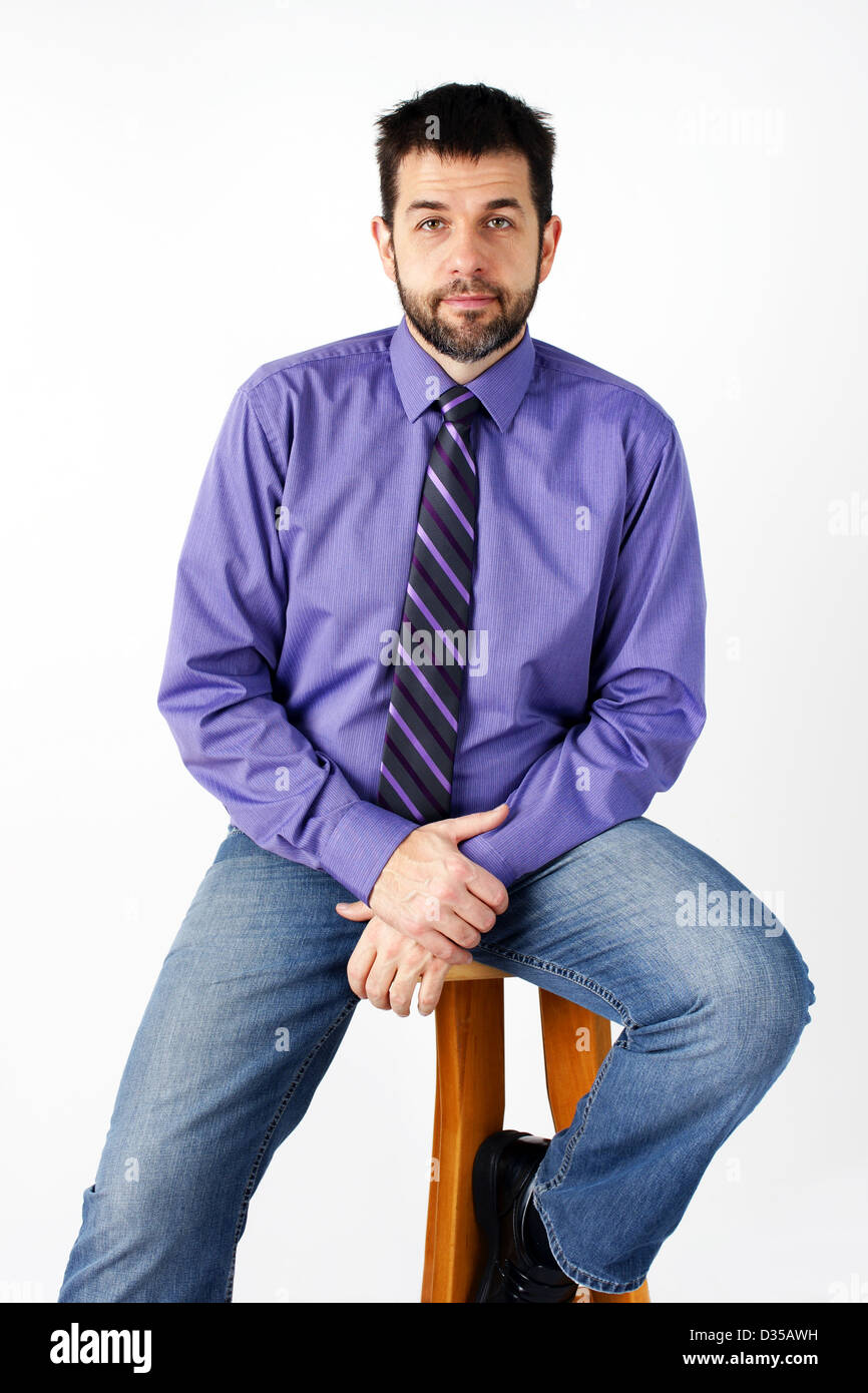 Mann, sitzend für Porträt Stockfoto