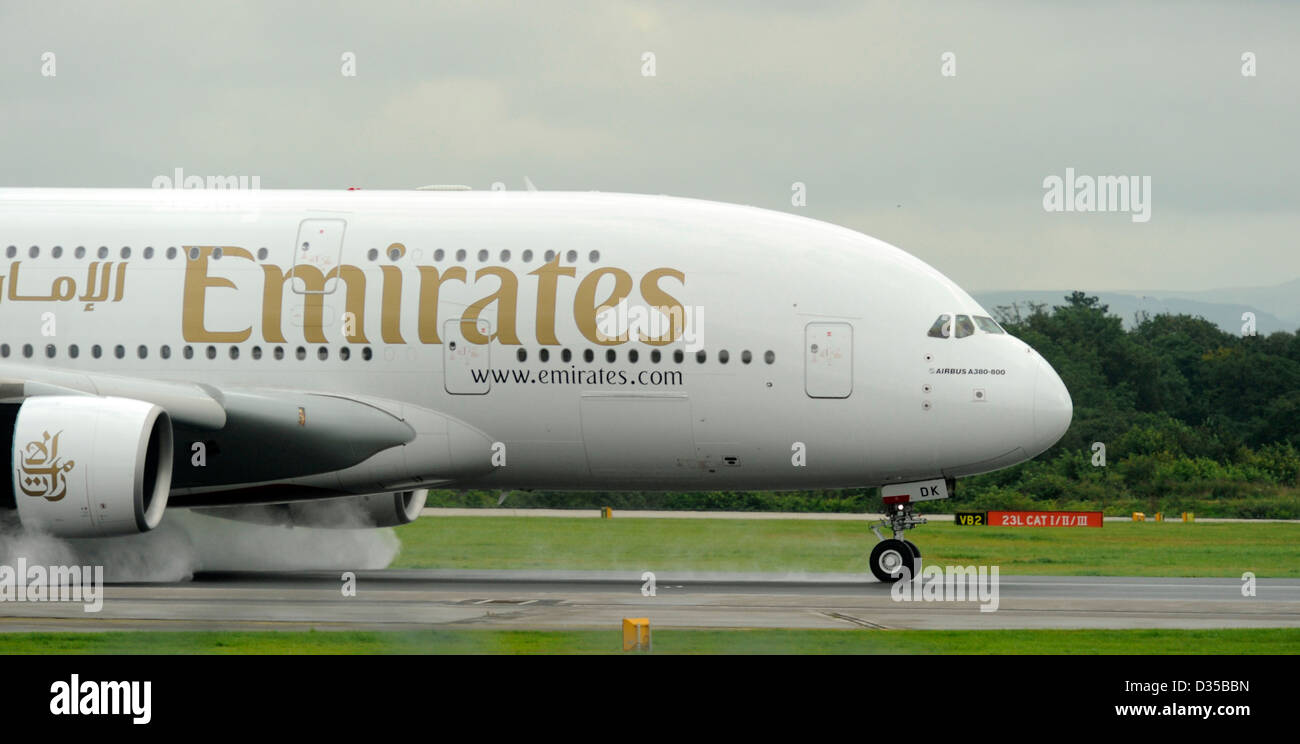 Emirates Airlines Airbus A380-861 E6 EDK landet auf einer nassen Start-und Landebahn am Flughafen Manchester Stockfoto