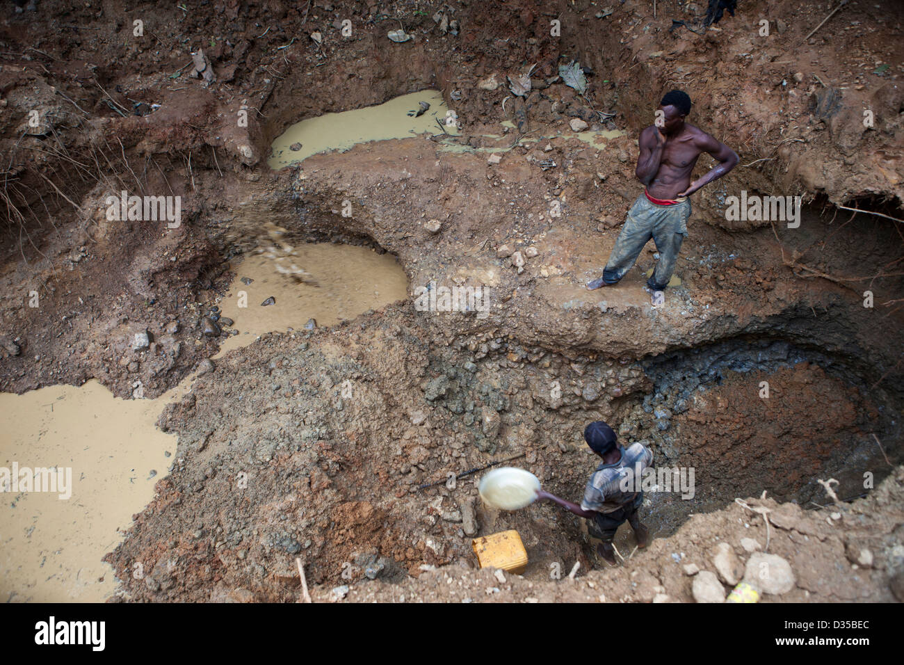 Kongo, 26. September 2012: Kleinbergbau nach Gold, Nord-West-Kongo. Stockfoto