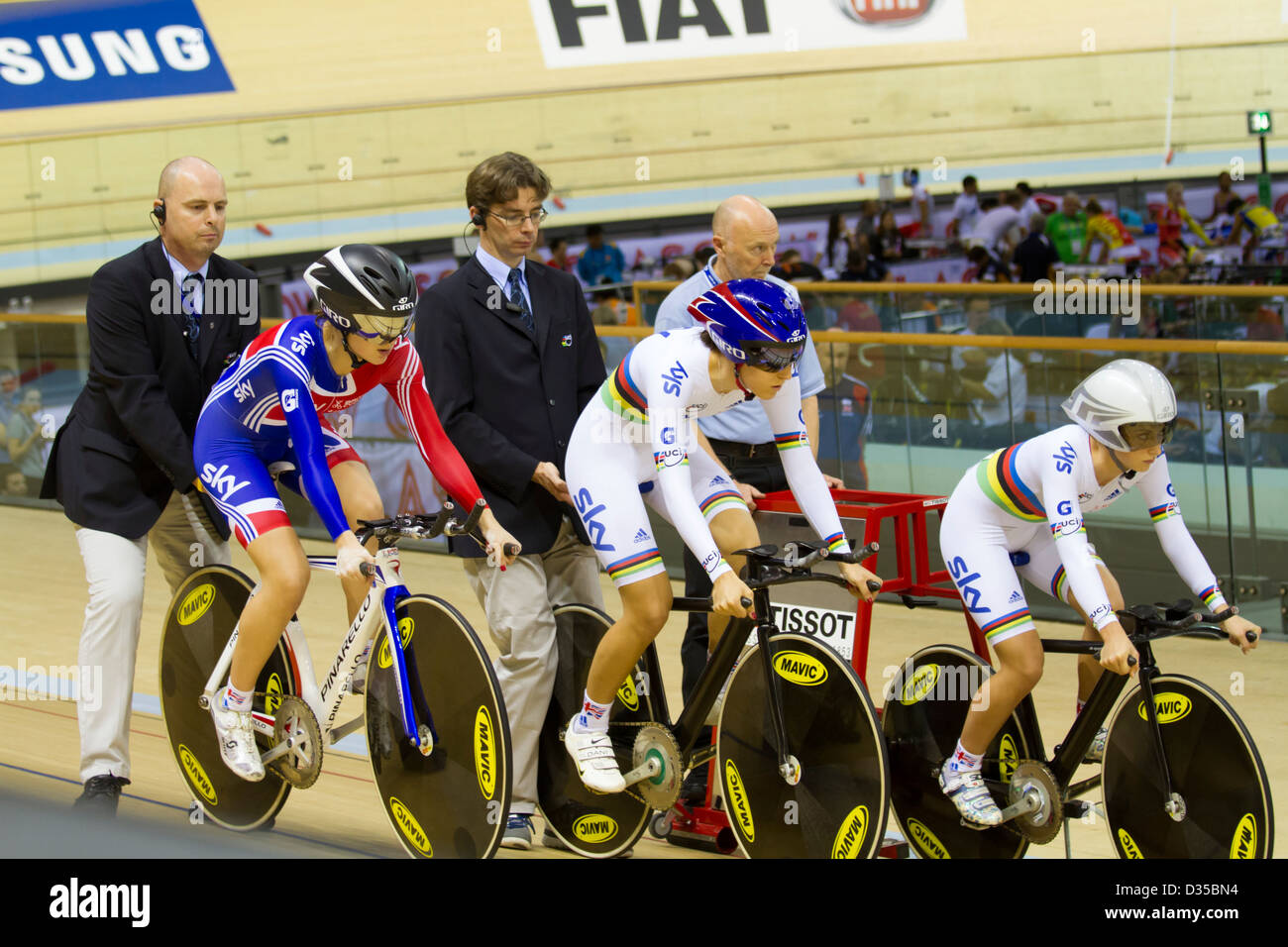 Great Britain Frauen Mannschaftsverfolgung beginnen in der UCI Track World Cup Glasgow Stockfoto