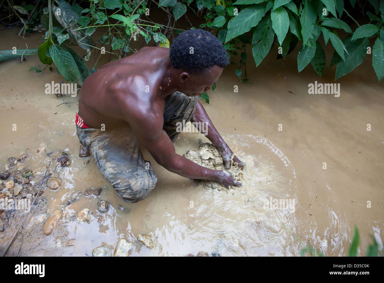 Kongo, 26. September 2012: Kleinbergbau nach Gold, Nord-West-Kongo. Stockfoto
