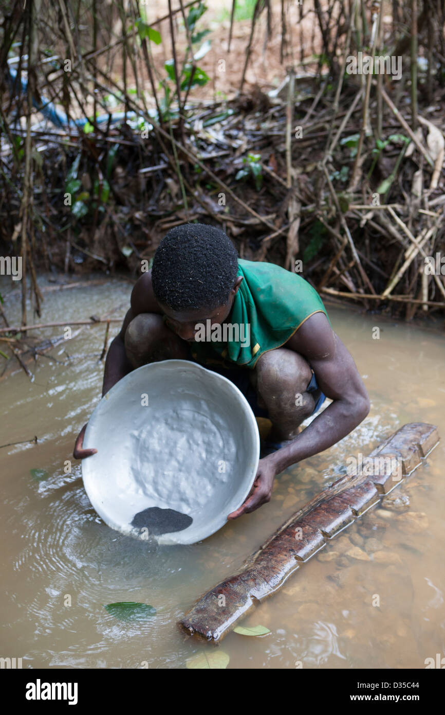 Kongo, 26. September 2012: kleine Fetzen von Gold sind bei kleinen Bergbau und Goldwaschen, Nord-West-Kongo gefunden. Stockfoto