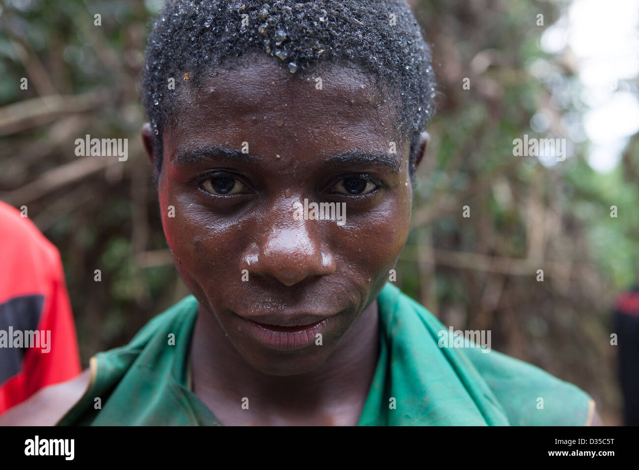 Kongo, 26. September 2012: kleine Fetzen von Gold im Kleinbergbau in einem Fluß, Nord-West-Kongo. Stockfoto
