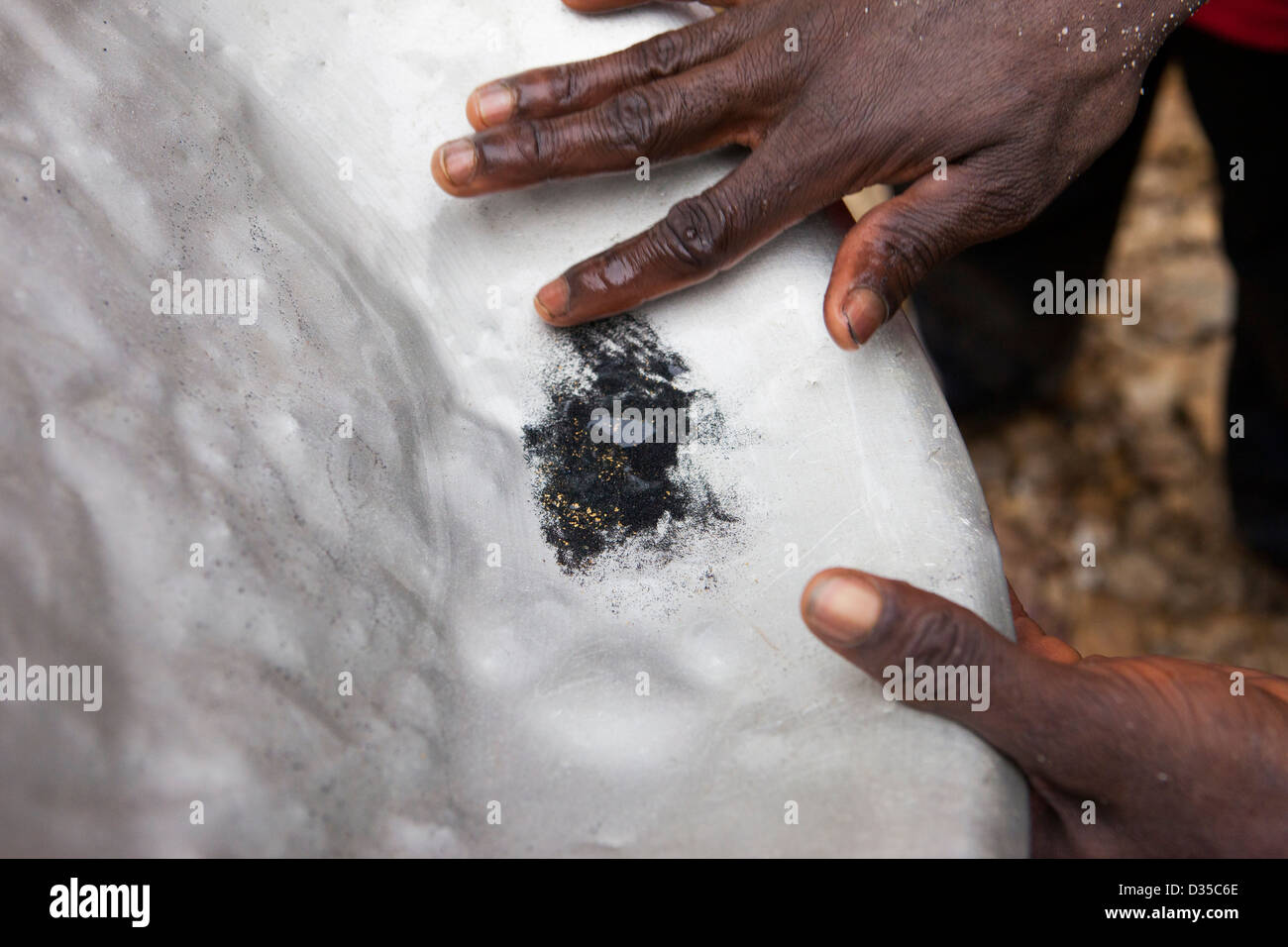 Kongo, 26. September 2012: kleine Fetzen von Gold sind bei kleinen Bergbau und Goldwaschen, Nord-West-Kongo gefunden. Stockfoto