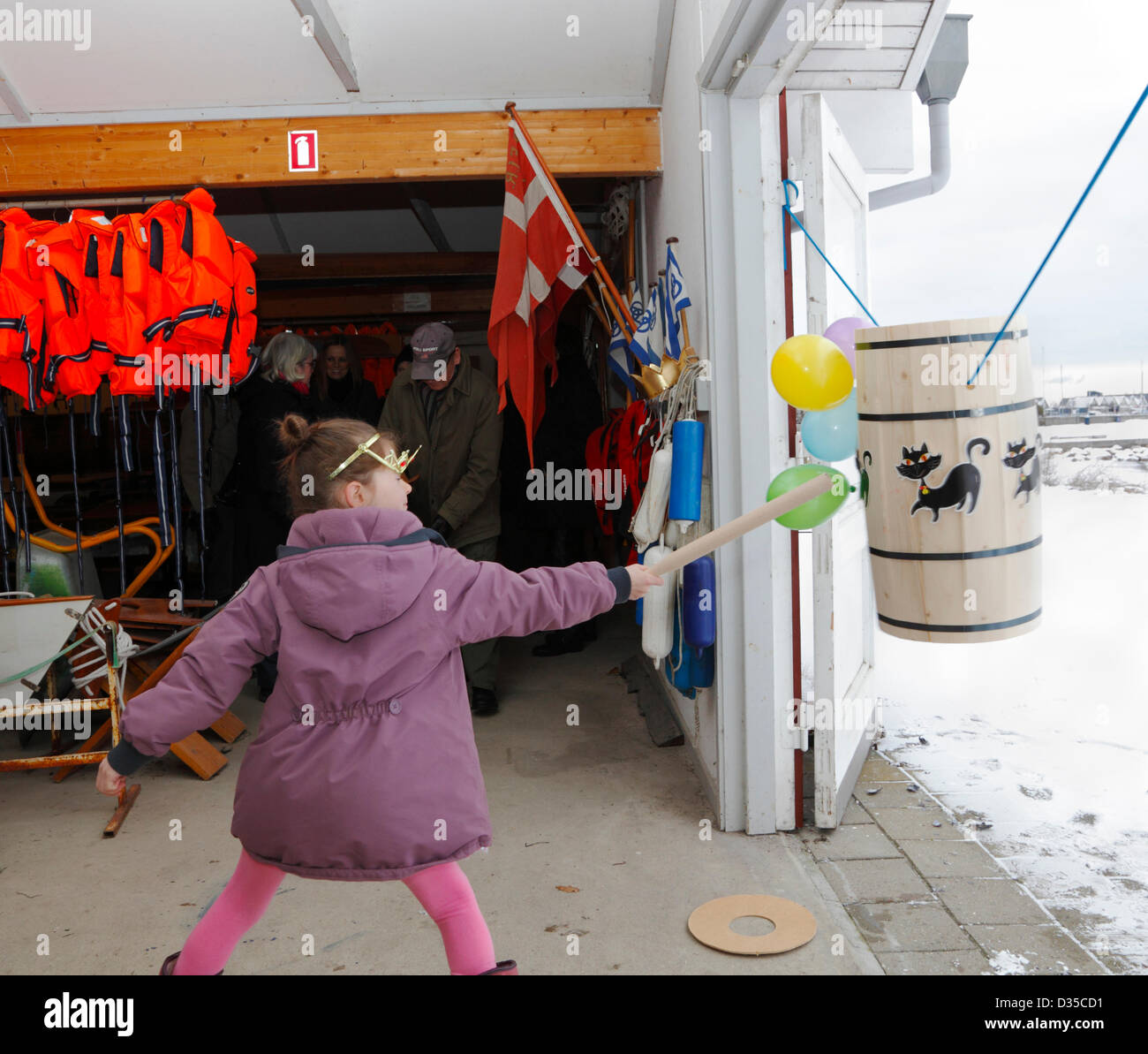 Februar, Sonntag 10, 2013 – Rungsted Rowing Club, Dänemark. Mädchen mit Prinzessin Kostüm, die Teilnahme an der alten dänischen Fasching benutzerdefinierte, die Katze des Fasses heraus zu schlagen. Es verbindet alten christlichen Überzeugungen und heidnische Rituale - ursprünglich getan, indem man eine live Katze in einem Fass. Heute, mit Karton Katzen und eine Chance für Kinder und Erwachsene zu verkleiden und feiern Übergang vom Winter zum Frühling und konkurrieren um die Fastnacht Queen- oder King-Size (unten oder letzten Lauf Daube) werden. Dann Brötchen, Kakao und Süßigkeiten. Die Tradition wird in Gemeinden, Schulen, Sportvereinen usw. durchgeführt. Stockfoto