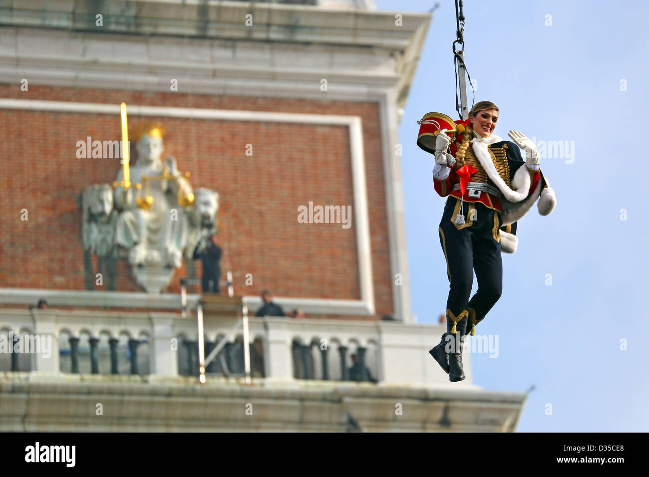 Venedig, Italien. 10. Februar 2013. World Champion Volleyballspieler Francesca Piccinini nahmen an den Flug der Adler, buchstäblich fliegen auf die Bühne auf der Venedig Karneval 2013 aus dem Campanile (Glockenturm) in den Markusplatz. Stockfoto