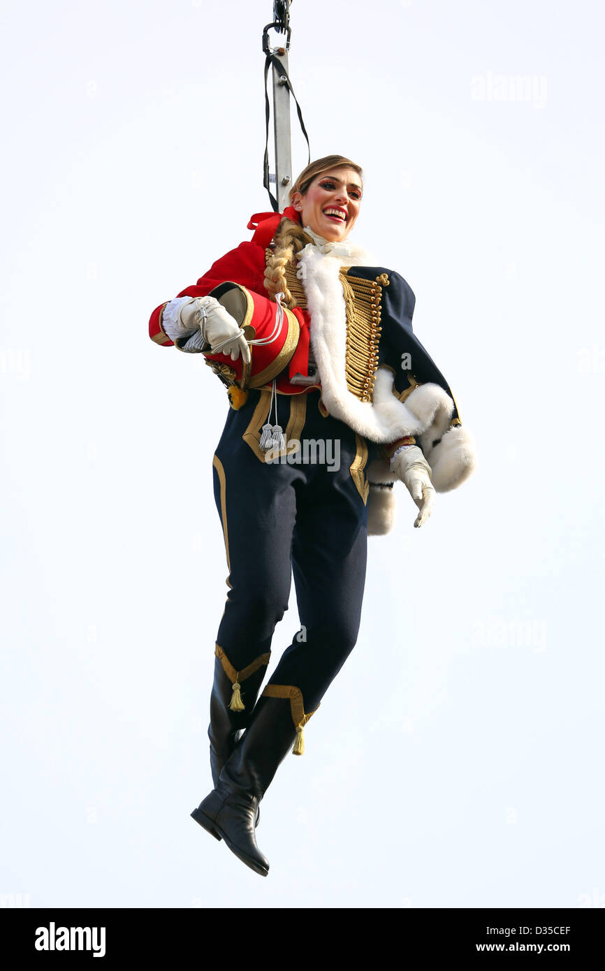 Venedig, Italien. 10. Februar 2013. World Champion Volleyballspieler Francesca Piccinini nahmen an den Flug der Adler, buchstäblich fliegen auf die Bühne auf der Venedig Karneval 2013 aus dem Campanile (Glockenturm) in den Markusplatz. Stockfoto