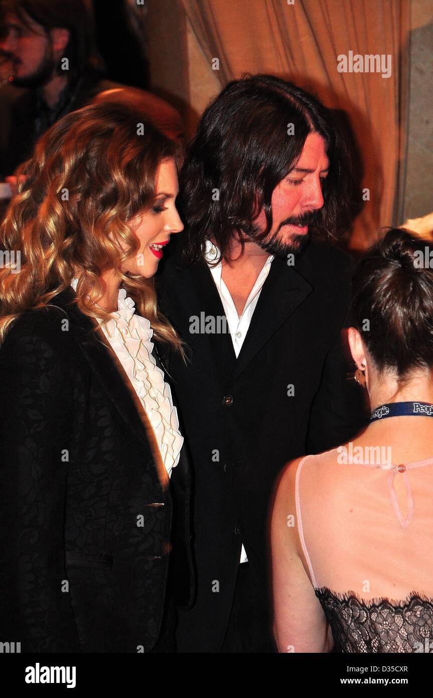 9. Februar 2013 kommen - Beverly Hills, Kalifornien, USA - Musiker DAVE GROHL (R) und JORDYN BLUM am 55. Annual GRAMMY Awards Pre-GRAMMY-Gala und Salute Industrie Ikonen Ehren L.A. Reid in The Beverly Hilton(Credit Image: © Valerie Nerres/ZUMAPRESS.com) statt Stockfoto
