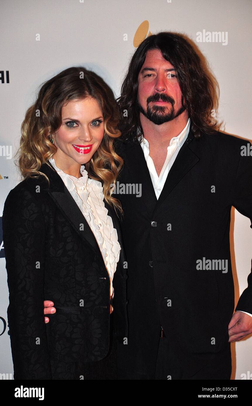 9. Februar 2013 kommen - Beverly Hills, Kalifornien, USA - Musiker DAVE GROHL (R) und JORDYN BLUM am 55. Annual GRAMMY Awards Pre-GRAMMY-Gala und Salute Industrie Ikonen Ehren L.A. Reid in The Beverly Hilton(Credit Image: © Valerie Nerres/ZUMAPRESS.com) statt Stockfoto