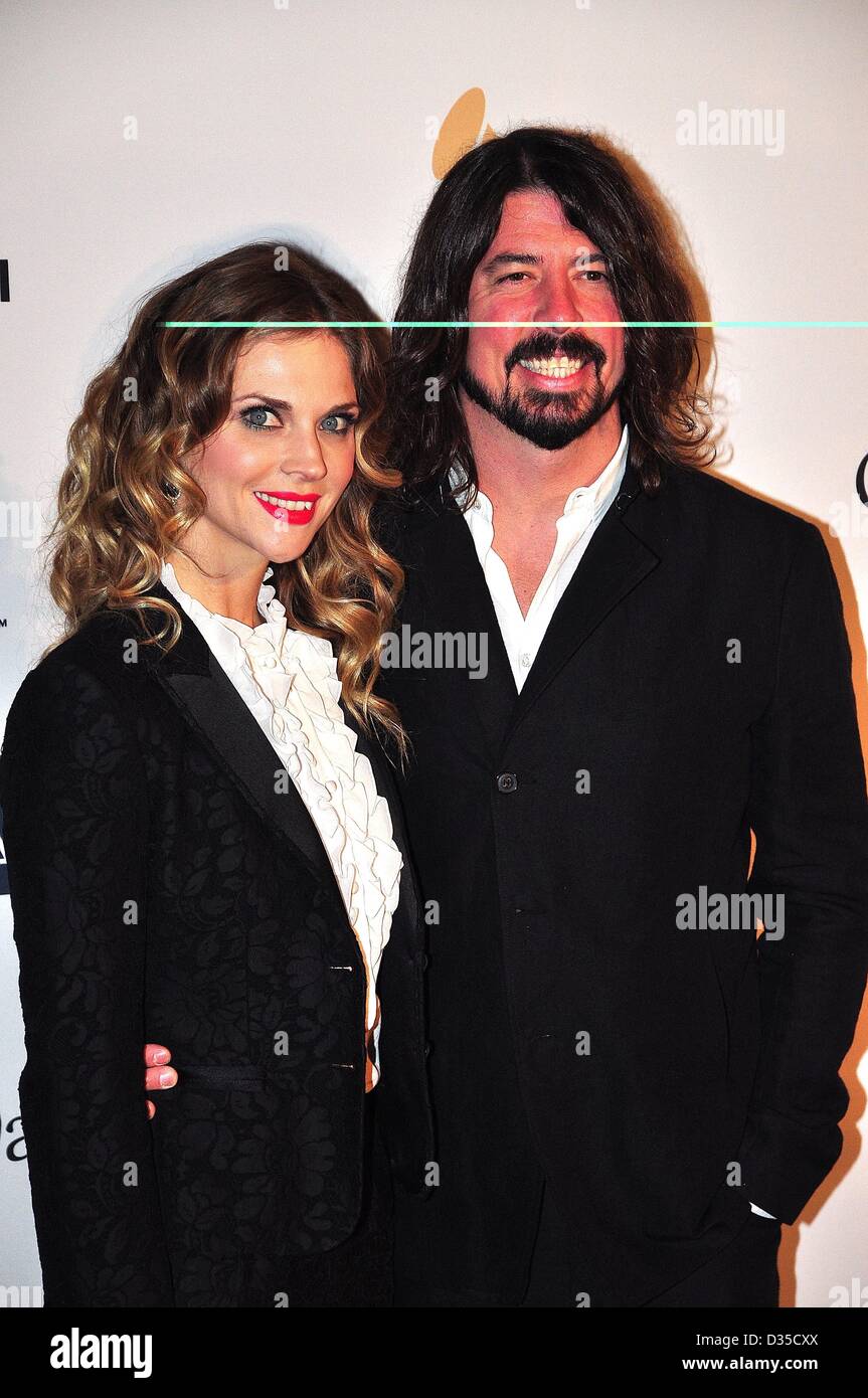9. Februar 2013 kommen - Beverly Hills, Kalifornien, USA - Musiker DAVE GROHL (R) und JORDYN BLUM am 55. Annual GRAMMY Awards Pre-GRAMMY-Gala und Salute Industrie Ikonen Ehren L.A. Reid in The Beverly Hilton(Credit Image: © Valerie Nerres/ZUMAPRESS.com) statt Stockfoto