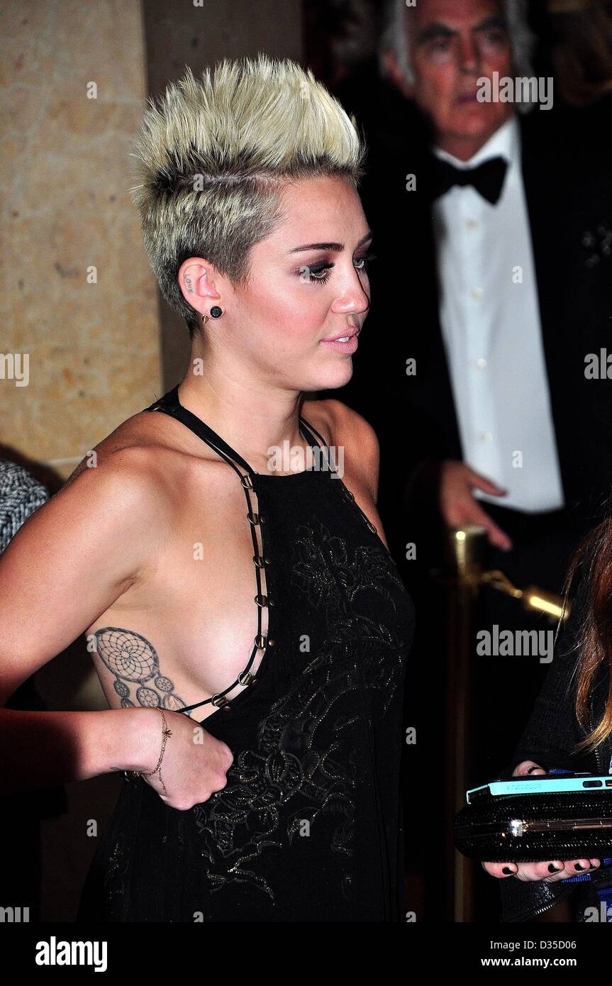 9. Februar 2013 - Beverly Hills, Kalifornien, USA - Sängerin MILEY CYRUS kommt bei der 55. Annual GRAMMY Awards Pre-GRAMMY-Gala und Gruß an Industrie-Icons zu Ehren L.A. Reid im The Beverly Hilton statt (Credit-Bild: © Valerie Nerres/ZUMAPRESS.com) Stockfoto