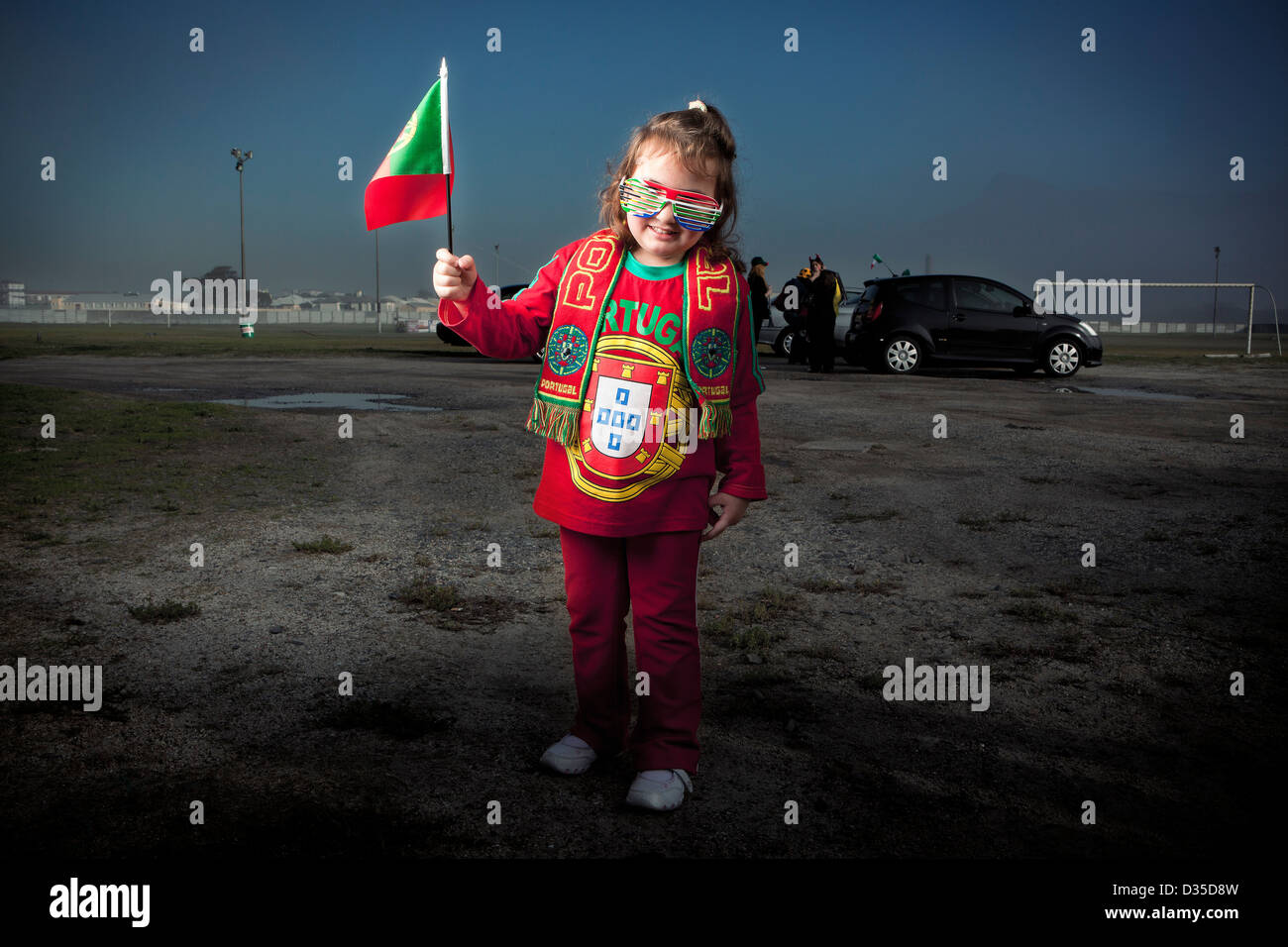 Jungen portugiesischen fans im portugiesischen Club in Milnerton in Kapstadt kurz vor der Portugal Vs Brasilien Gruppe G Spiel. Stockfoto