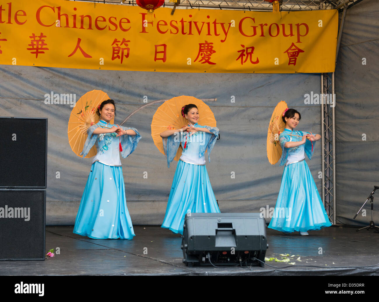 Tänzerinnen bei den chinesischen Neujahr Feierlichkeiten Anfang des Jahres von der Schlange - in Newcastle Upon Tyne 10. Februar 2013. Stockfoto